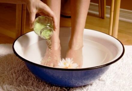 bath to treat toenail fungus