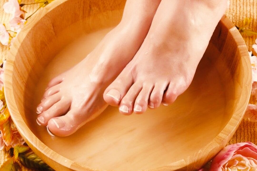 bath to treat toenail fungus